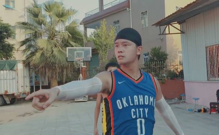 国产模仿帝上演威少模仿秀 击掌未遂后的表情太逗了