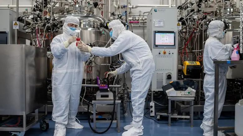 北京科兴生物制品有限公司工作人员在进行疫苗研究(图源:外媒)