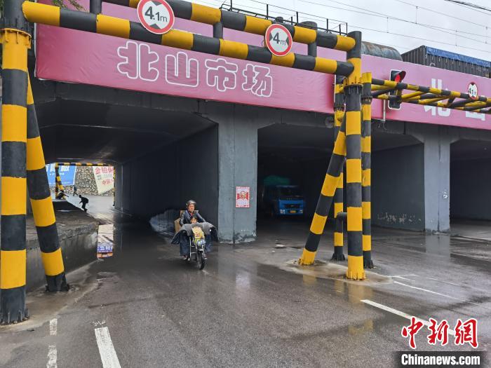 图为积水退去的西宁市北山市场的一处涵洞. 祁增蓓 摄