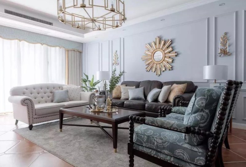 沙发背景墙使用石膏装饰线条装饰意味浓重深色的皮质沙发及茶几平衡