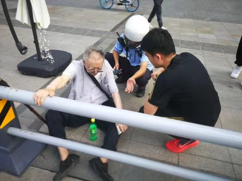 93岁老人路边晕倒!菏泽小伙扶了