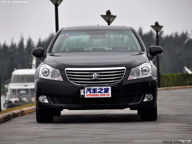 第13代皇冠其代号为s200,于2008年在日本本土上市.