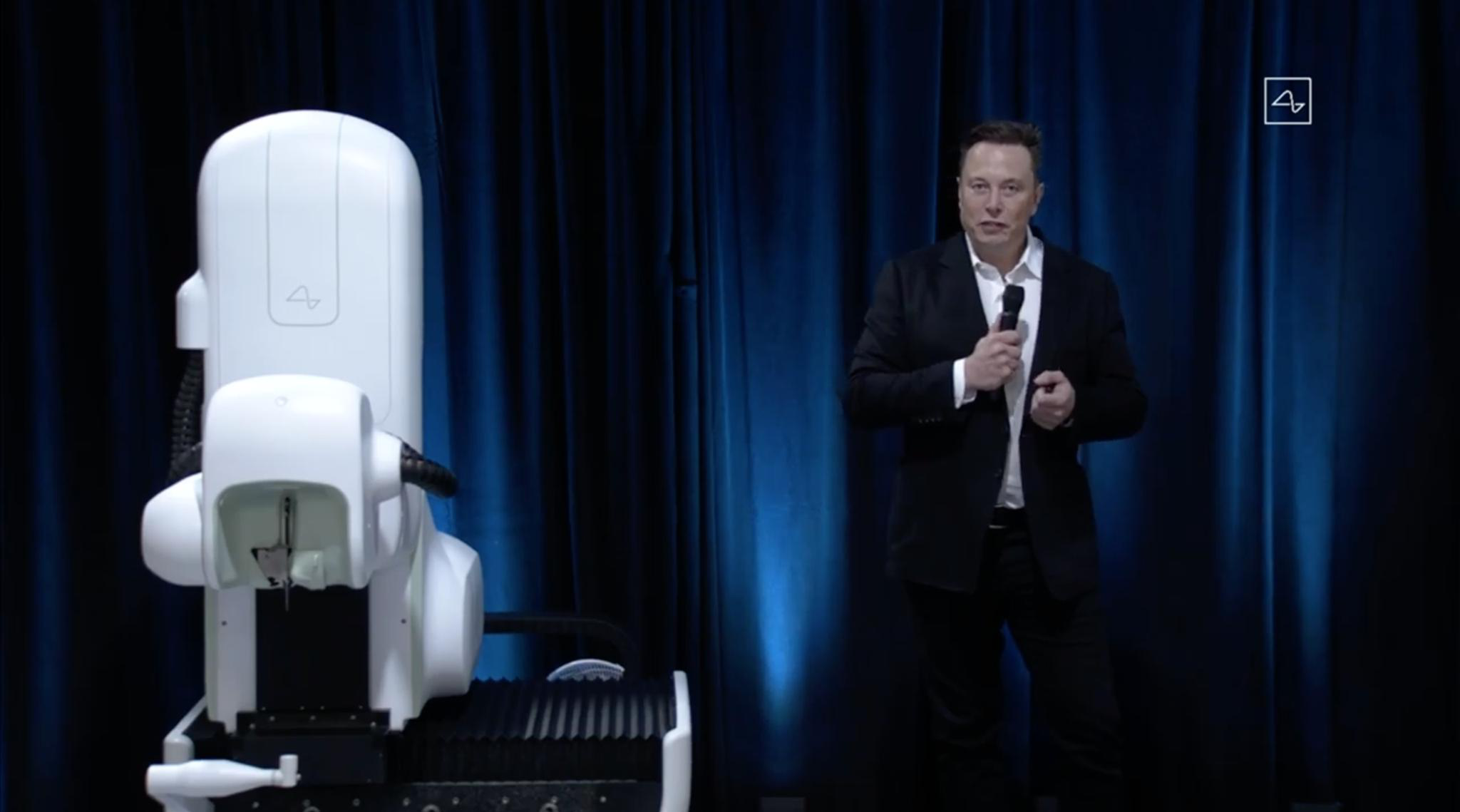 马斯克展示最新特斯拉机器人 机器人需求或超汽车达到100亿
