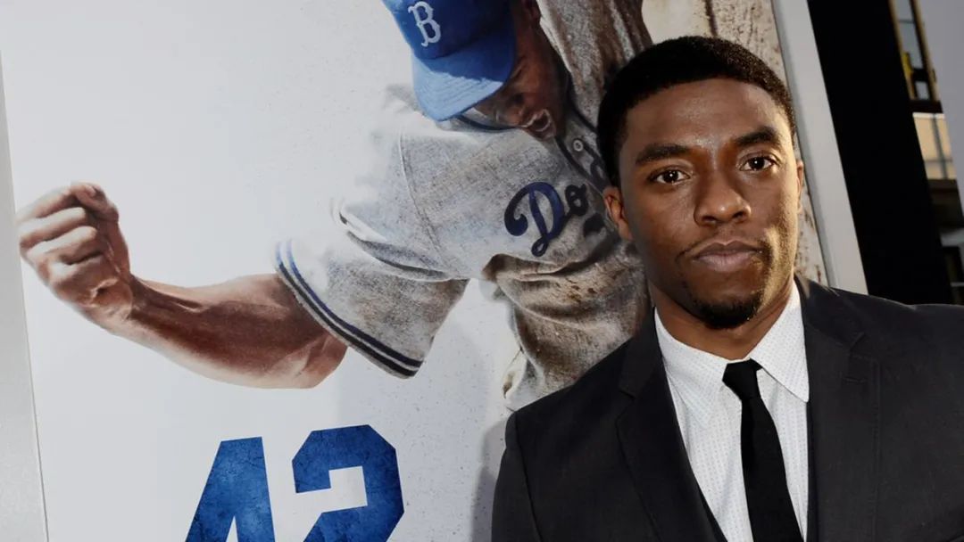 他在片中饰演美国首位打入职棒联盟的黑人棒球手杰基·罗宾逊