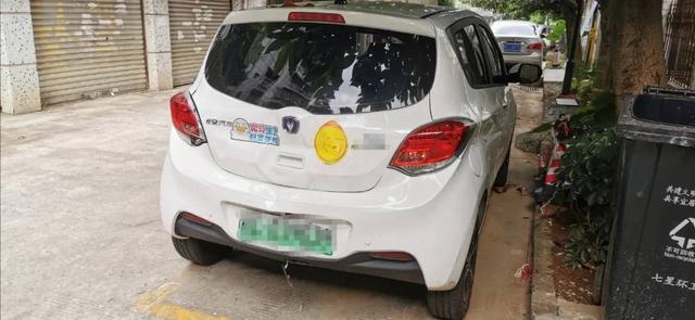 桂林一妈妈倒车撞死自己小孩，车尾贴有“实习”标志