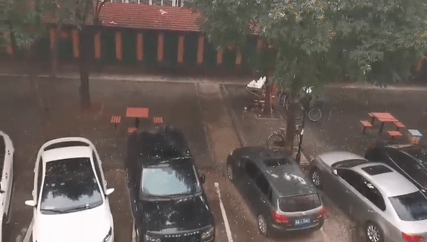 雷阵雨云团向东偏南移动，北京两地将有强降雨+7级大风+冰雹！