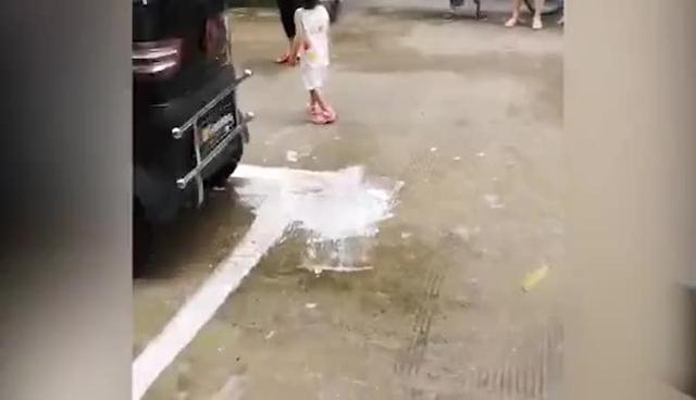 桂林一妈妈倒车撞死自己小孩，车尾贴有“实习”标志