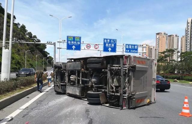 女司机珠海大桥遇惊魂大车飞车侧翻被压瞬间她做这件事捡回一命