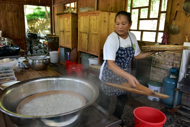 7月30日，江西省大余县丫山景区。特色小吃的摊位大多免费提供给当地贫困户来经营。摄影/章轲