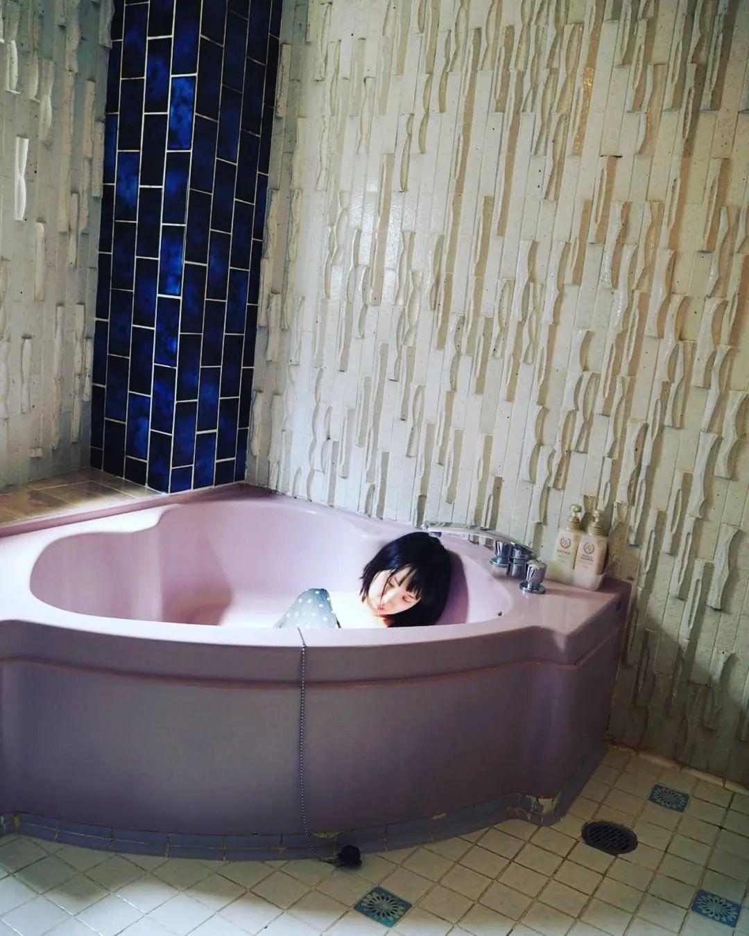 日本甜美护士狂爱自制凶杀现场,靠各种装死照从ins红到电视上!