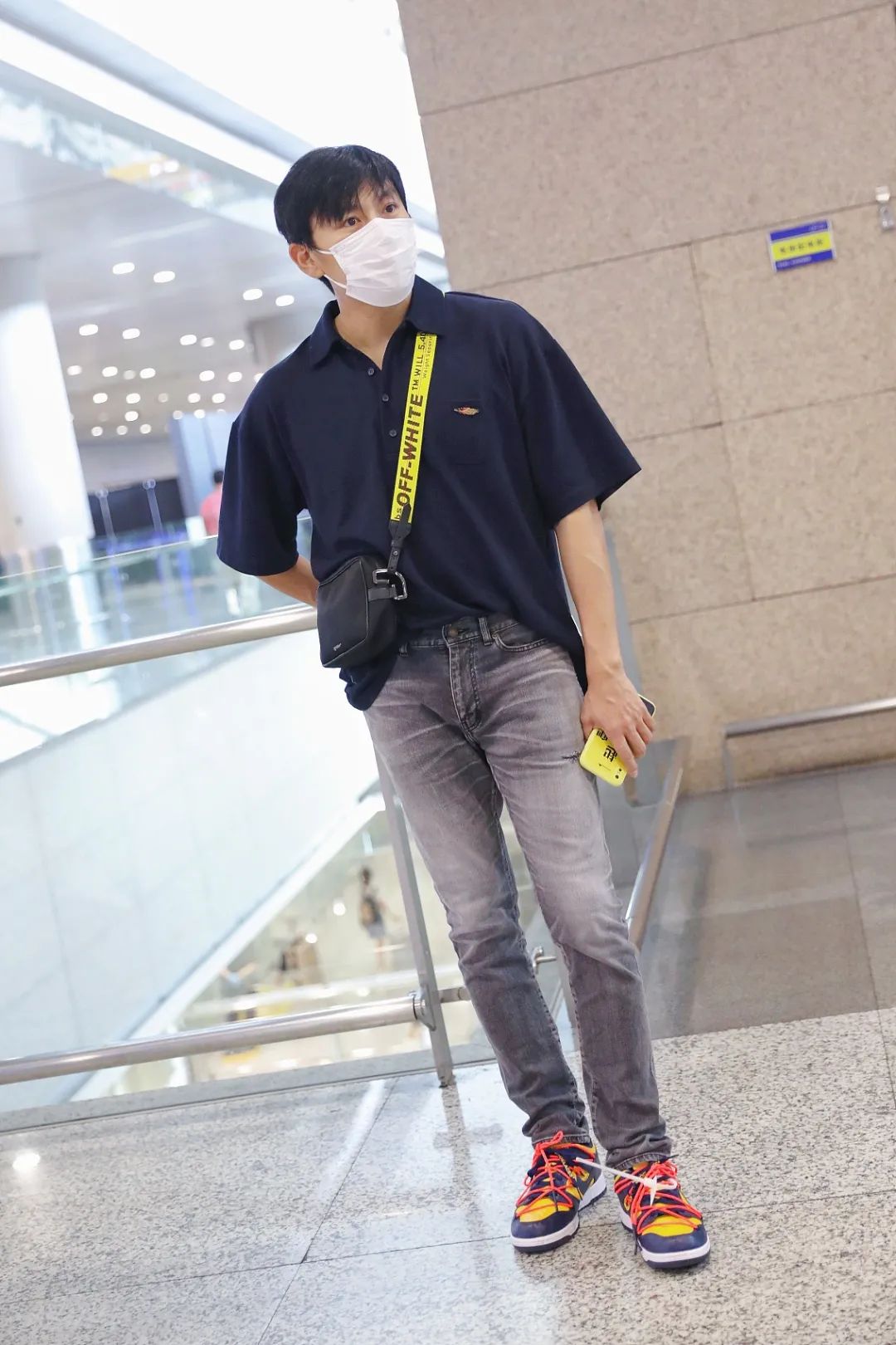 男星街拍杜江一家有爱出街德普法院外派发礼物