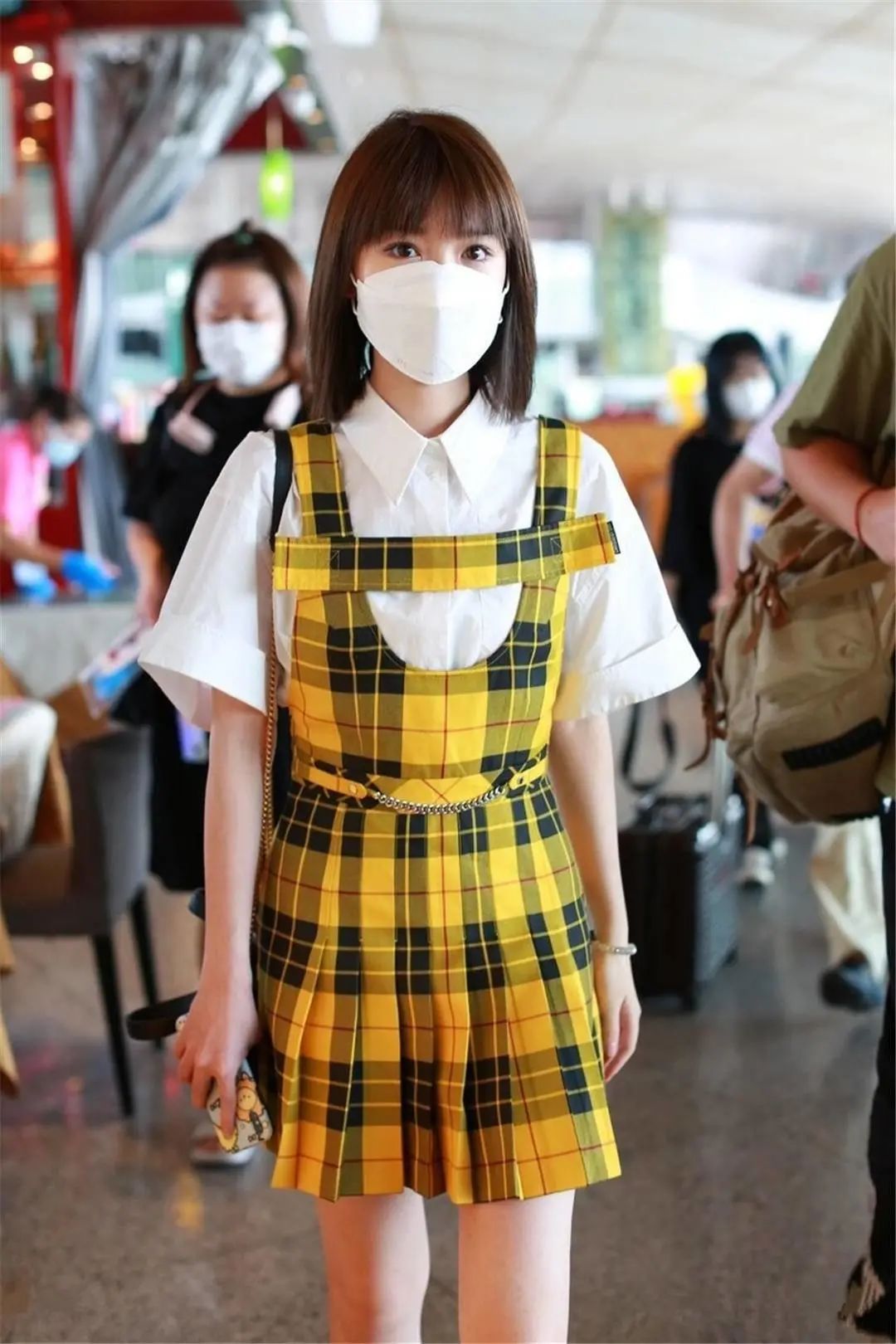 穿黄色格纹裙真俏皮,短发造型像学生妹