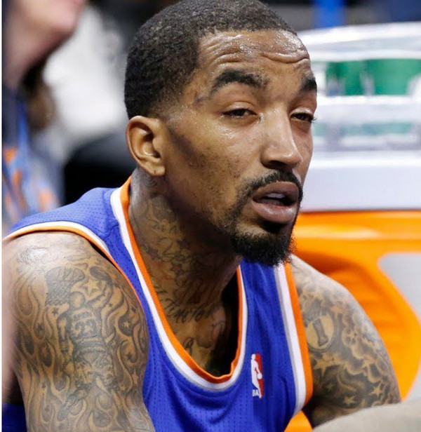 jr史密斯在今天的比赛里又拿出了经典迷离眼神