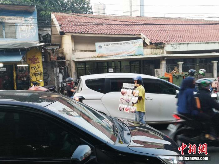 一名小贩在车流中穿梭卖口罩。从近期每日新增确诊病例和死亡病例数量来看,5月份“开斋节”时,累计确诊111455例。一名顾客正在路边摊位旁挑选口罩。(完<stro<strong>我和美女同事的那些事儿</strong>ng>夜夜撸狠狠爱在线影</strong>)</p>死亡5236例。 中新社记者 林永传 摄