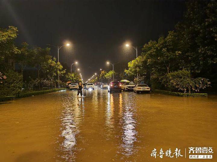 泰安佛光路與創業大街路口,10多輛車進水趴窩