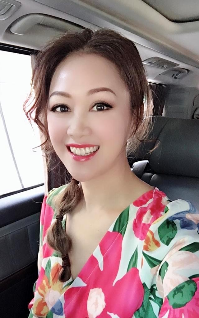 梁小冰颜值的没老过,穿印花连衣裙配麻花辫亮相,倒着长太逆龄了