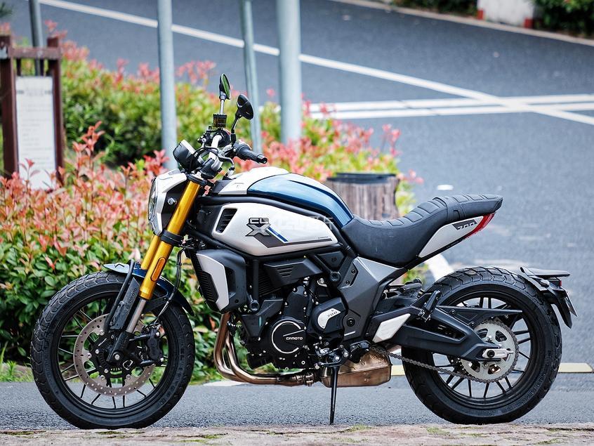 目标直指进口复古 抢先试驾春风700cl-x