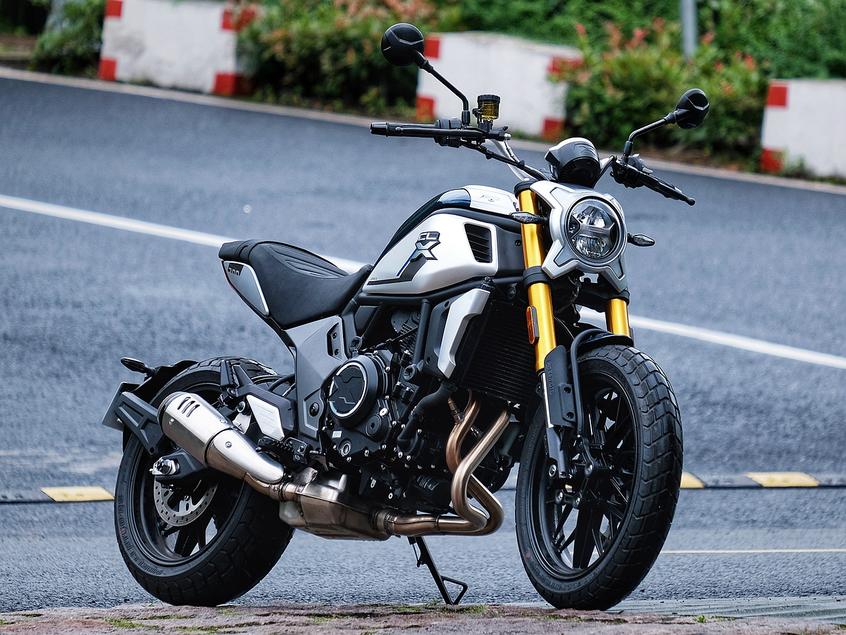 目标直指进口复古 抢先试驾春风700cl-x-新浪汽车