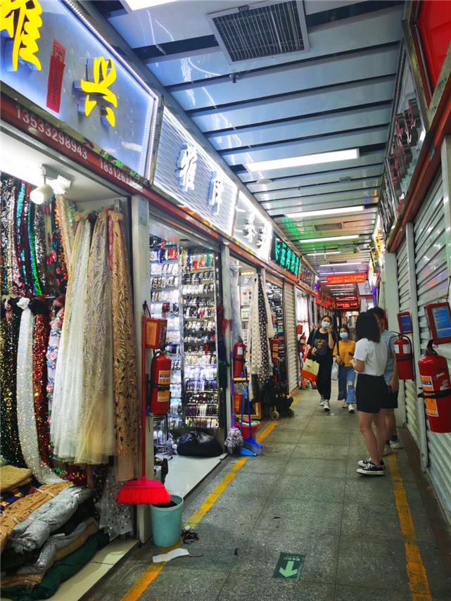 (杜泽兴在中大面料商圈一边经营档口一边开淘宝店)