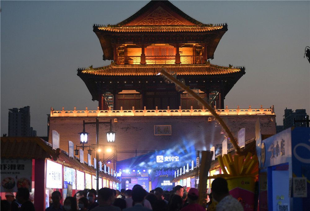 7月15日,天津鼓楼夜市灯光璀璨,游客不绝.