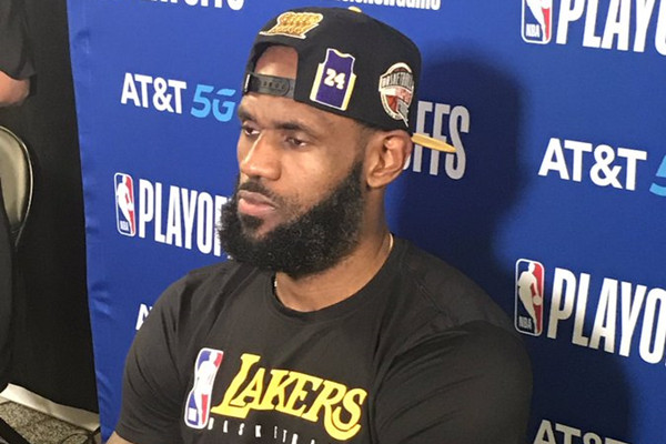 詹姆斯赛后接受采访时戴帽子致敬科比