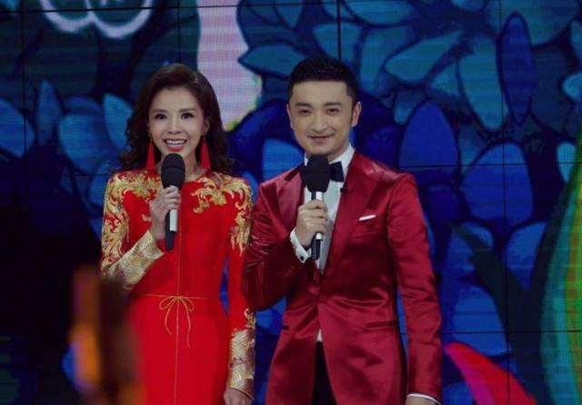 《开门大吉》《回声嘹亮》《星光大道》等节目,并担任春晚主持人,与