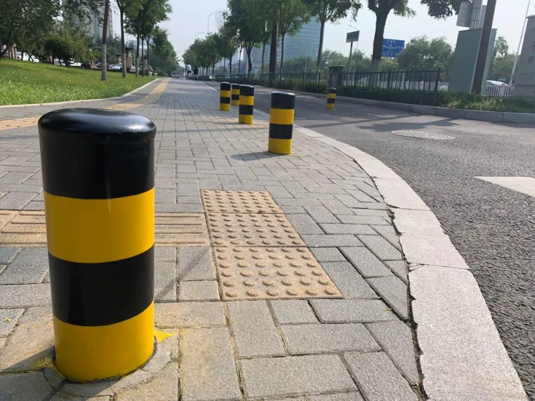 淄博首条高科技路灯安装完成阻车桩断头人行横道等问题也有了新进展