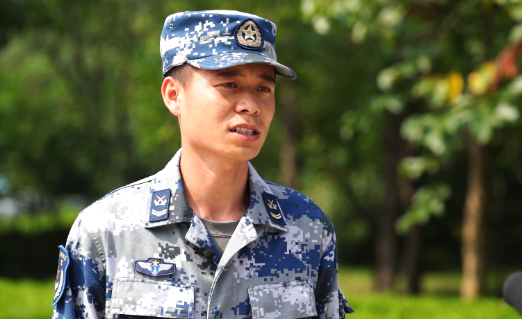 广西一小女孩掉下火车站台,4名空军战士2分钟救出孩子!_新浪新闻