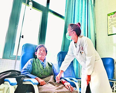 共康村卫生院的医护人员为村民输液治疗。光明日报记者 郭红松摄