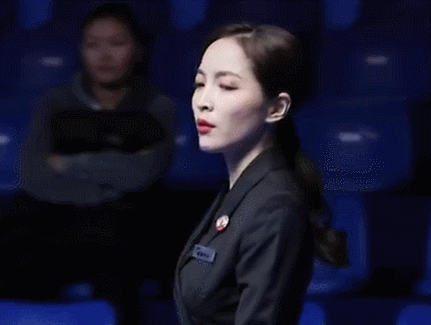  王钟瑶在比赛中执裁。视频资料截图。