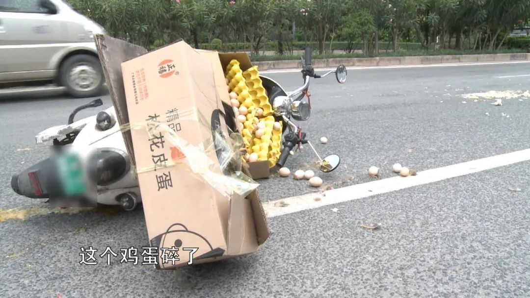 【小黑说交通】网约车司机观察让行不到位,借道通行出事故_新浪新闻