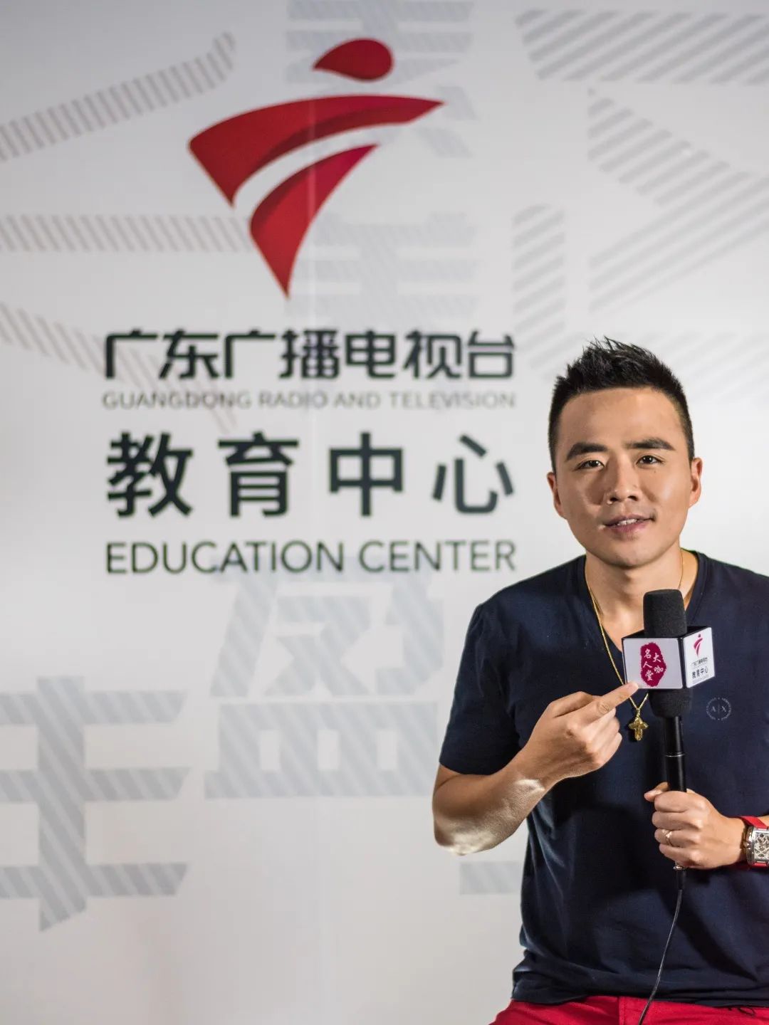 《今日一线》竟聘用"沸羊羊"来当新闻主播?这样太.