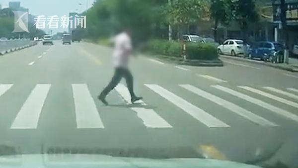 “鬼探头”？男子过斑马线先遇礼让，下一秒被撞飞！网友吵翻了休闲区蓝鸢梦想 - Www.slyday.coM