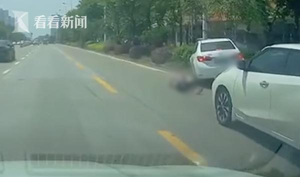 “鬼探头”？男子过斑马线先遇礼让，下一秒被撞飞！网友吵翻了休闲区蓝鸢梦想 - Www.slyday.coM