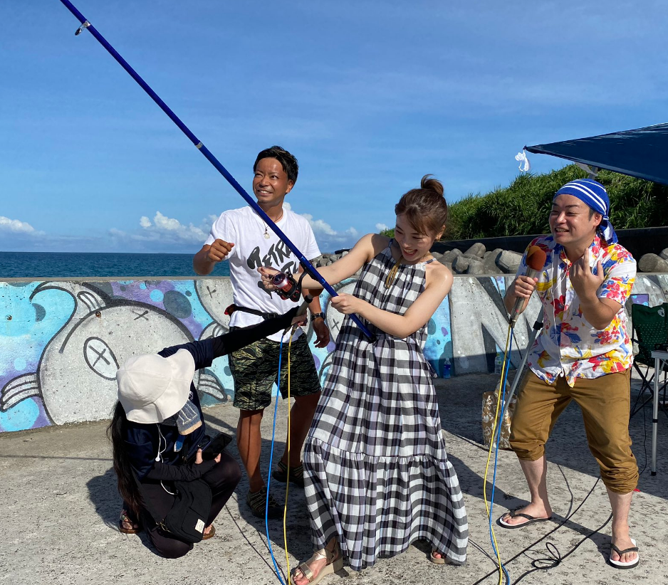 日本小哥居然从海里钓上来了这个"怪物"…|大野智|钓鱼|宫城_新浪新闻