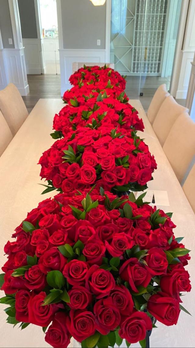 赢球心情好,帕特森送女友一堆玫瑰花,球迷直呼身材好