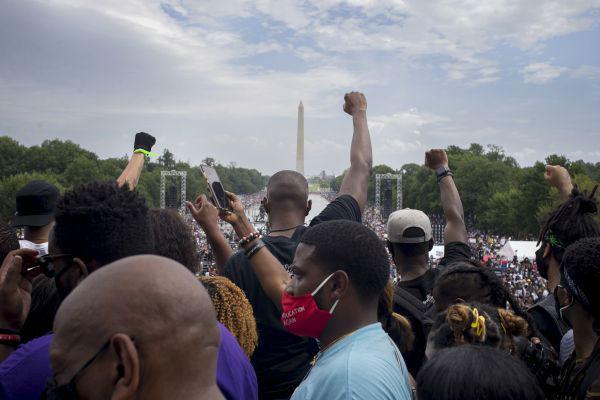 8月28日，人们在美国首都华盛顿林肯纪念堂附近参加反种族歧视和暴力执法示威活动。新华社发