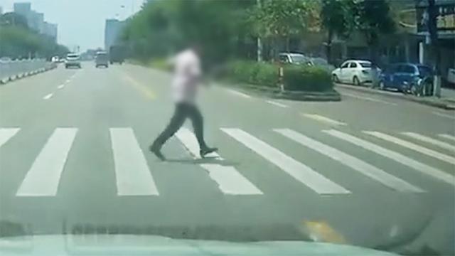 “鬼探头”？男子过斑马线先遇礼让，下一秒被撞飞！网友吵翻了休闲区蓝鸢梦想 - Www.slyday.coM