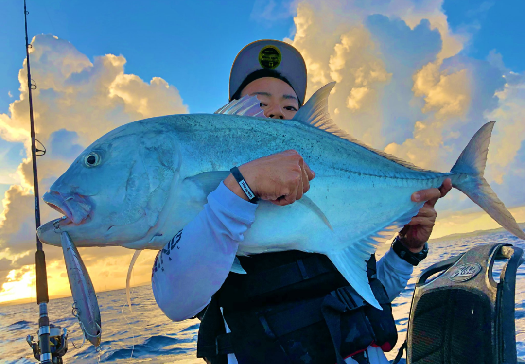 日本小哥居然从海里钓上来了这个"怪物"…|大野智|钓鱼|宫城_新浪新闻