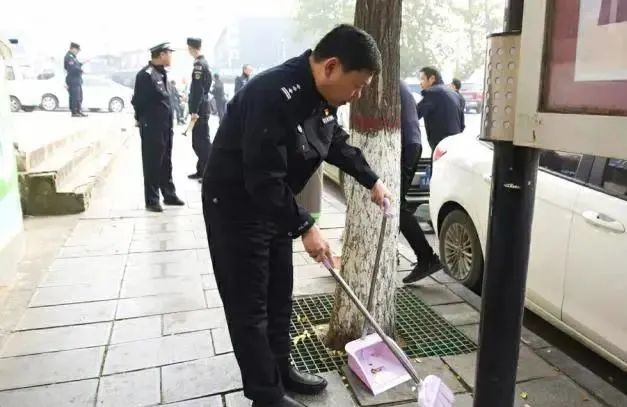基层干部、公安民警开展“创文大扫除”活动。图源：网络