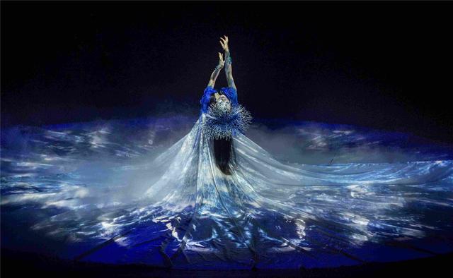 前央视主播街头孤独吃冰棍，遭网友群嘲：不婚不育的人生太悲惨休闲区蓝鸢梦想 - Www.slyday.coM