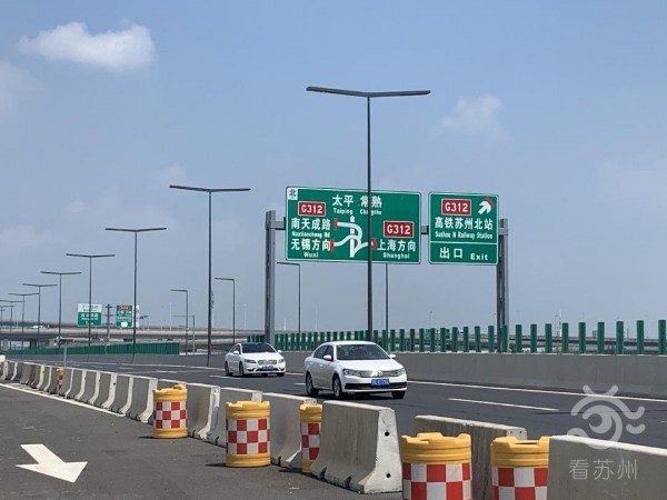 在部分匝道入口,已经安装了道路指示牌,上面红色部分表明,该方向