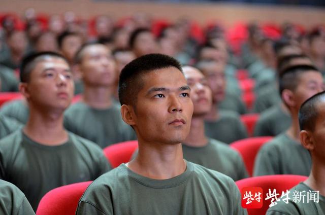 江苏丹阳230多名预定新兵上入伍第一课
