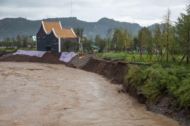 四川雅安:受暴雨影响 青衣江水位上涨