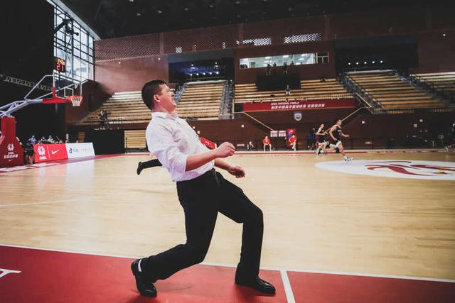 图为正在指挥比赛的地质中学教练彭志强.