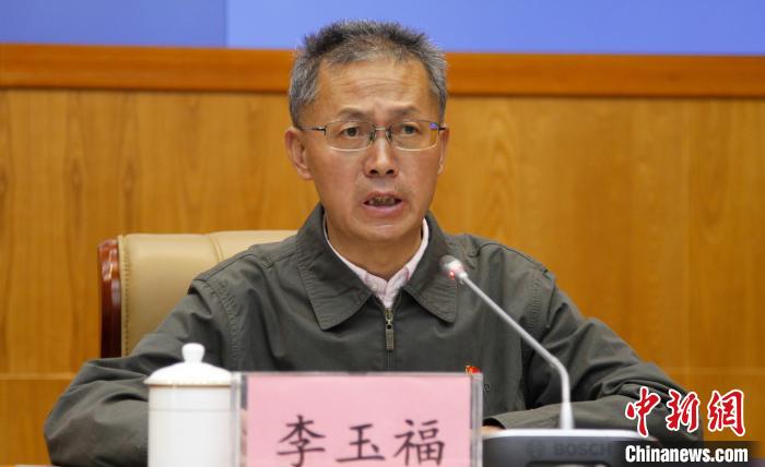 图为人行拉萨中支副行长李玉福介绍政策措施. 赵朗 摄