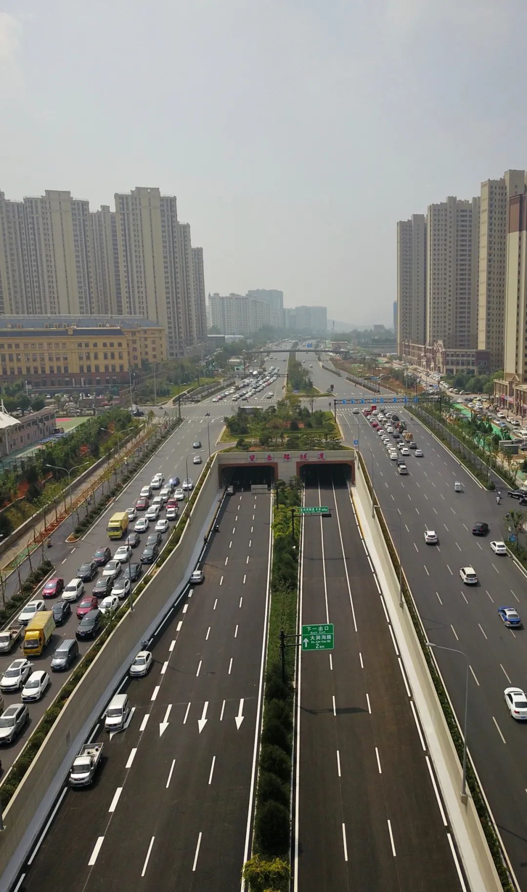 汽车看点 自媒体 正文济南顺河高架望岳路隧道 今晚24点通车 记者带你