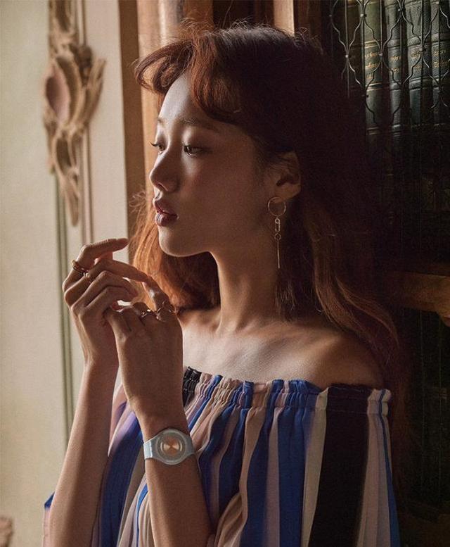 30岁李圣经晒照秀香肩牛奶肌肤配红发太美被誉孔孝真接班人