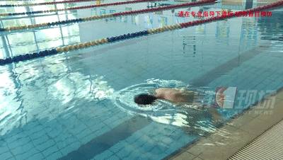 【生活提醒】不会游泳的女孩，落水后不呼救不回应，却是“教科书式自救”！休闲区蓝鸢梦想 - Www.slyday.coM