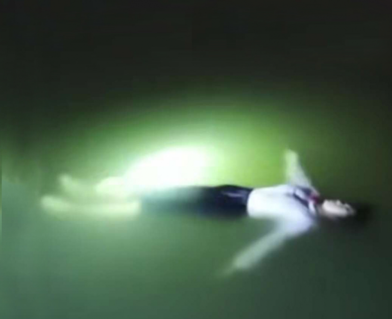 【生活提醒】不会游泳的女孩，落水后不呼救不回应，却是“教科书式自救”！休闲区蓝鸢梦想 - Www.slyday.coM